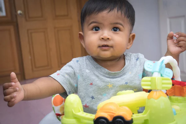 Bonito ásia menino no passeio para crianças — Fotografia de Stock