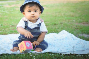Sevimli küçük Asya bebek Bahçe, vintage tonda oturma