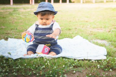 Sevimli küçük Asya bebek Bahçe, vintage tonda oturma