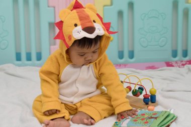 Şirin Bebek odasında kitap okuma