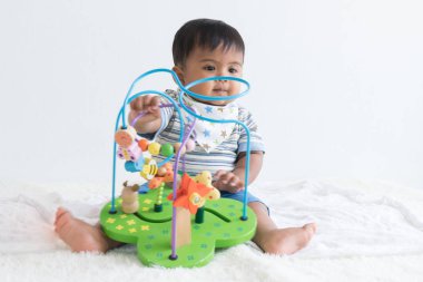 Sevimli Asya bebek bakıcılığı ve ahşap oyuncaklar oynamak