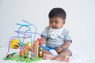 Bebek bakıcılığı ve ahşap oyuncak, odak oyuncak oyun
