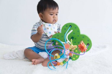 Sevimli Asya bebek bakıcılığı ve ahşap oyuncaklar oynamak