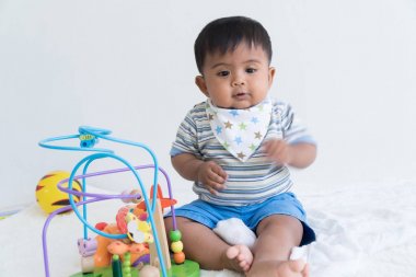 Sevimli Asya bebek bakıcılığı ve ahşap oyuncaklar oynamak