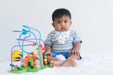 Sevimli Asya bebek bakıcılığı ve ahşap oyuncaklar oynamak