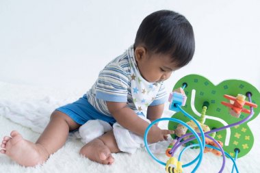Sevimli Asya bebek bakıcılığı ve ahşap oyuncaklar oynamak