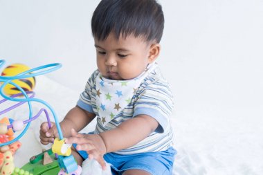 Sevimli Asya bebek bakıcılığı ve ahşap oyuncaklar oynamak