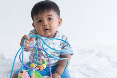 Sevimli Asya bebek bakıcılığı ve ahşap oyuncaklar oynamak
