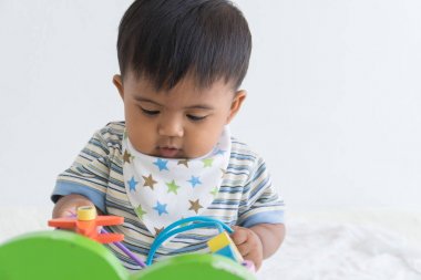Sevimli Asya bebek bakıcılığı ve ahşap oyuncaklar oynamak