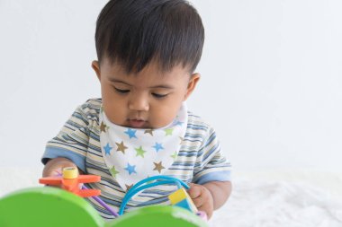 Sevimli Asya bebek bakıcılığı ve ahşap oyuncaklar oynamak