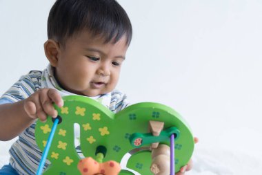 Sevimli Asya bebek bakıcılığı ve ahşap oyuncaklar oynamak