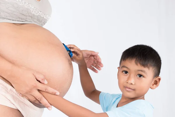 Brat wykorzystania zabawki samochodu gry na brzuch Mama, koncepcja w ciąży — Zdjęcie stockowe