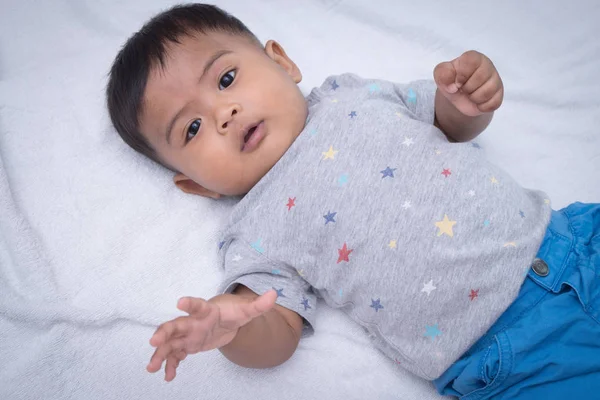 Lindo asiático poco bebé mintiendo en manta — Foto de Stock