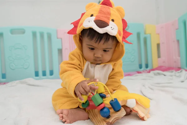 Lindo bebé jugando juguetes de madera en la habitación — Foto de Stock