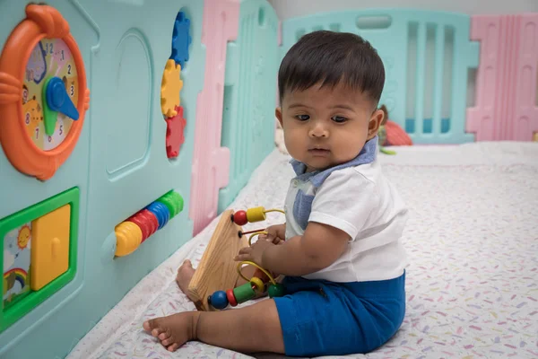 Bonito ásia menino jogar brinquedo no quarto — Fotografia de Stock