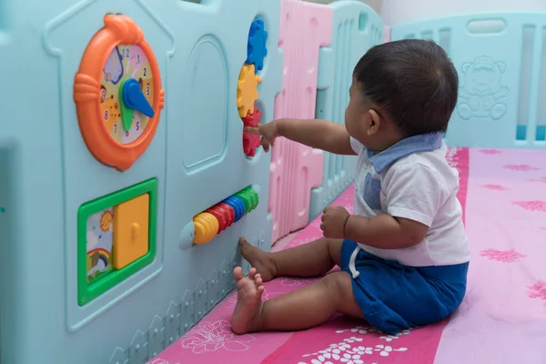 Bonito ásia menino jogar brinquedo no quarto — Fotografia de Stock