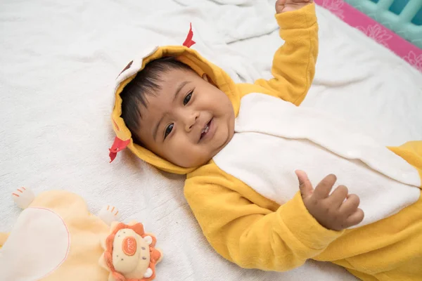 Cute azjatyckich dziecko leżące na koc i uśmiech — Zdjęcie stockowe