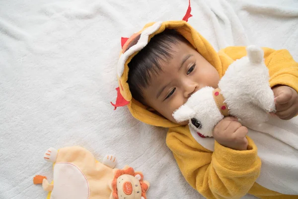 Sevimli Asya bebek yalan ve oyun oyuncak köpek