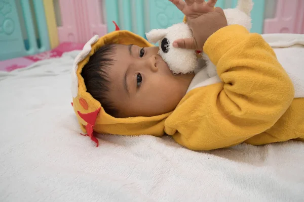 Cute asian dziecko leżące i grać teddy pies — Zdjęcie stockowe