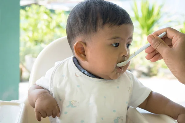 Mamá alimentando al bebé con comida —  Fotos de Stock