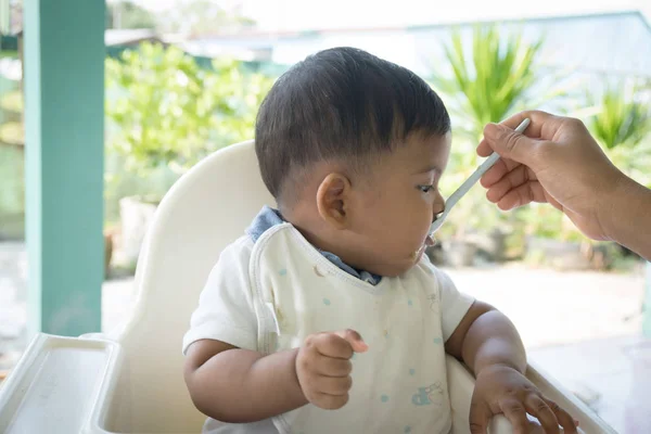 Maman nourrir le bébé de nourriture — Photo