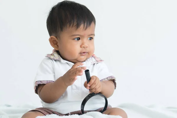 Söta asiatiska pojken spela förstoringsglas — Stockfoto