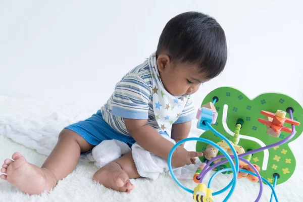 Sevimli Asya bebek bakıcılığı ve ahşap oyuncaklar oynamak