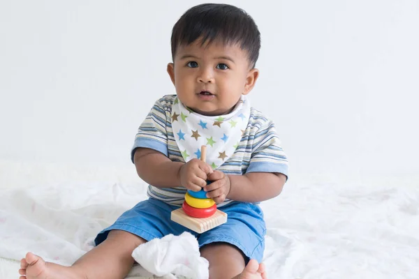 Ładna Azjatka siedzi dziecko i grać zabawki drewniane — Zdjęcie stockowe