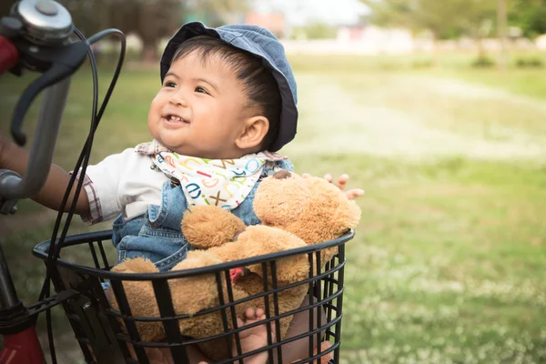 Söt asiatiska baby sitter i cykelkorg, vintage tonen — Stockfoto