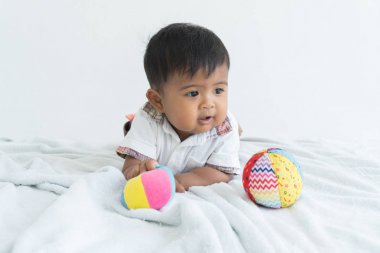 sevimli Asya bebek yalan yumuşak battaniye ve Top sporları