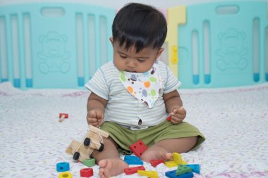 Tatlı küçük bebek oyun oyuncak odasında