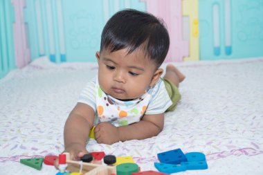 Tatlı küçük bebek oyun oyuncak odasında