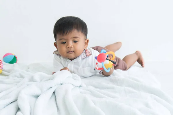 Lindo asiático bebé acostado en suave manta y jugar pelota — Foto de Stock