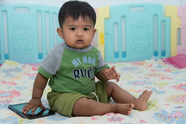 Χαριτωμένο μωρό παιχνίδι Ασίας αγόρι smartphone στο δωμάτιο — Φωτογραφία Αρχείου
