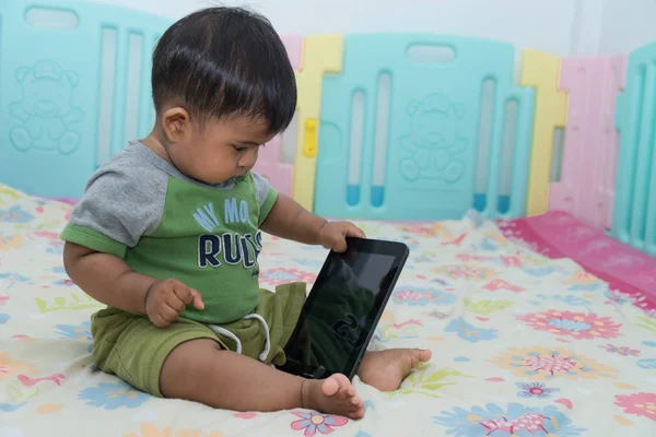 Anak laki-laki asia yang lucu bermain smartphone di kamar — Stok Foto