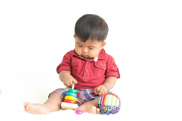 Bonito ásia pouco menino jogar brinquedo — Fotografia de Stock