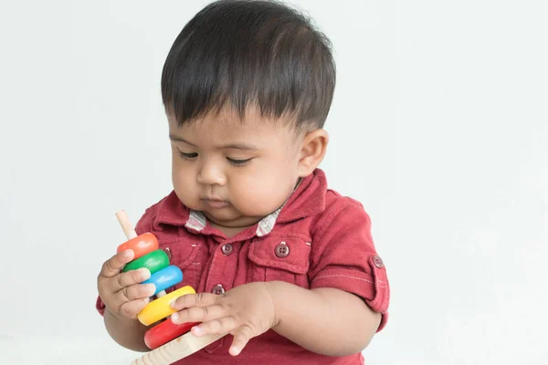 Niedlich asiatische kleine junge spielen hölzerne Spielzeuge — Stockfoto