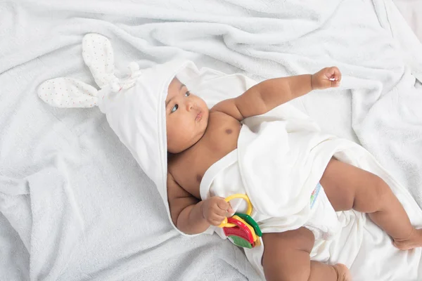 Lindo pequeño bebé jugar Diente — Foto de Stock