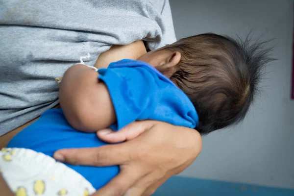 Madre che alimenta il latte dal seno al bambino — Foto Stock