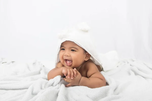 Lindo bebé acostado en una manta suave — Foto de Stock