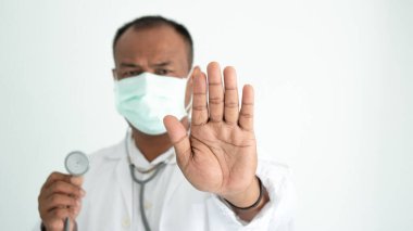 Yüzünde maske olan doktor.