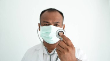 Yüzünde maske olan doktor.