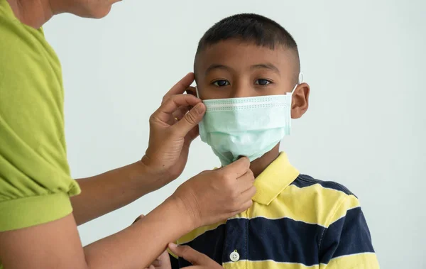 Luftföroreningar Och Hälsa Koncept Asiatisk Liten Pojke Bär Medicinsk Ansiktsmask — Stockfoto