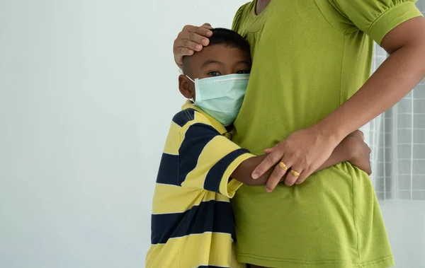 Luftföroreningar Och Hälsa Koncept Asiatisk Liten Pojke Bär Medicinsk Ansiktsmask — Stockfoto