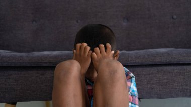 Küçük çocuk mutsuz ve üzgün