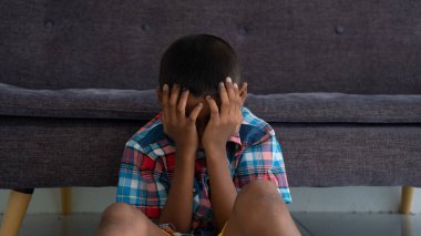 Küçük çocuk mutsuz ve üzgün