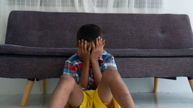 Küçük çocuk mutsuz ve üzgün