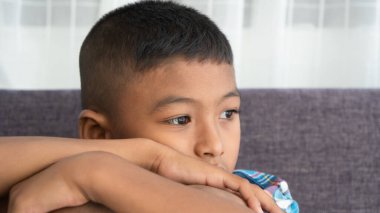 Küçük çocuk mutsuz ve üzgün