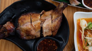 Tayland yemeği baharatlı ızgara tavuk.