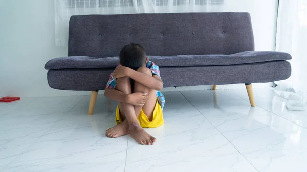 Μικρό Αγόρι Δυστυχισμένο Και Λυπημένο — Φωτογραφία Αρχείου